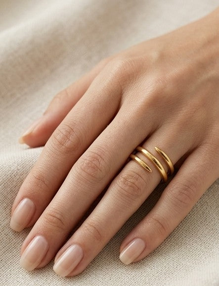 Anillo espiral dorado