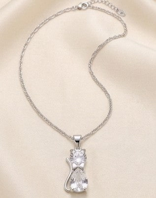 Elegancia felina brillante