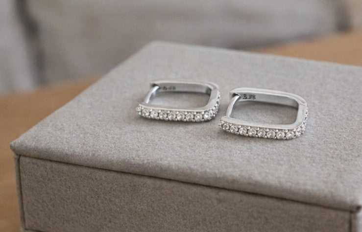 Pendientes U brillo elegante