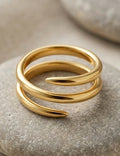 Anillo espiral dorado